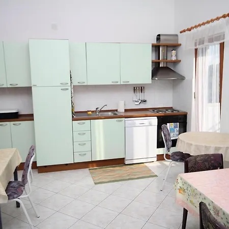 Triple Gornje Selo 5170d Guest house 2*